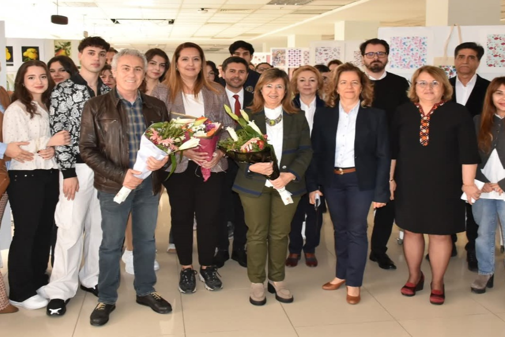 Dünya Sanat Günü “Yaşamı Dokumak” ve “Desen ve Temel Sanat” Sergileriyle Kutlandı