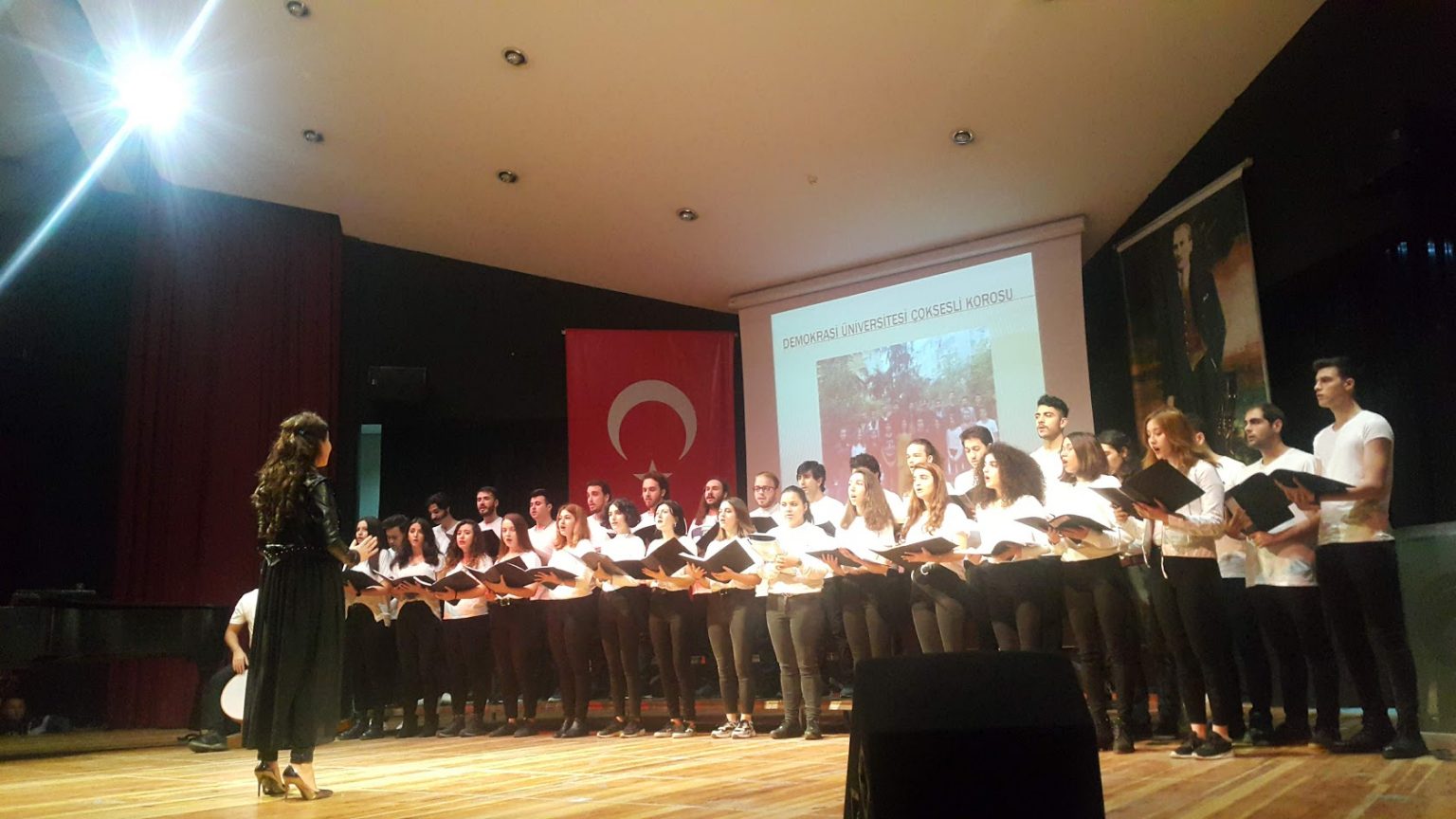 6-8 Aralık 2019 tarihleri arasında düzenlenen Uluslararası İzmir Demokrasi Üniversitesi Tıp Kongresi açılış konseri  